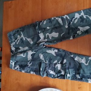 Women camo cargo pants size M